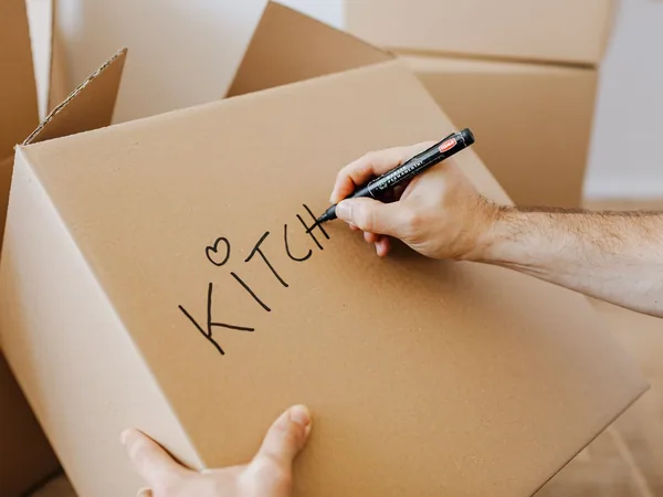 Profesional preparando etiquetas para contenedores